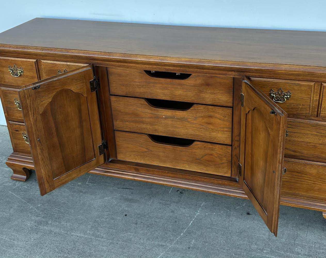 Thomasville Solid Wood Dresser / sideboard/ buffet