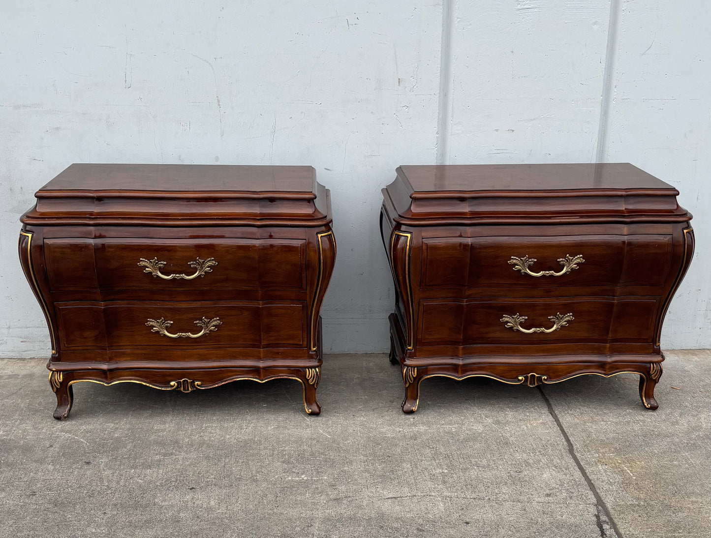 Karges Dark wood (2) nightstands / chest of drawers