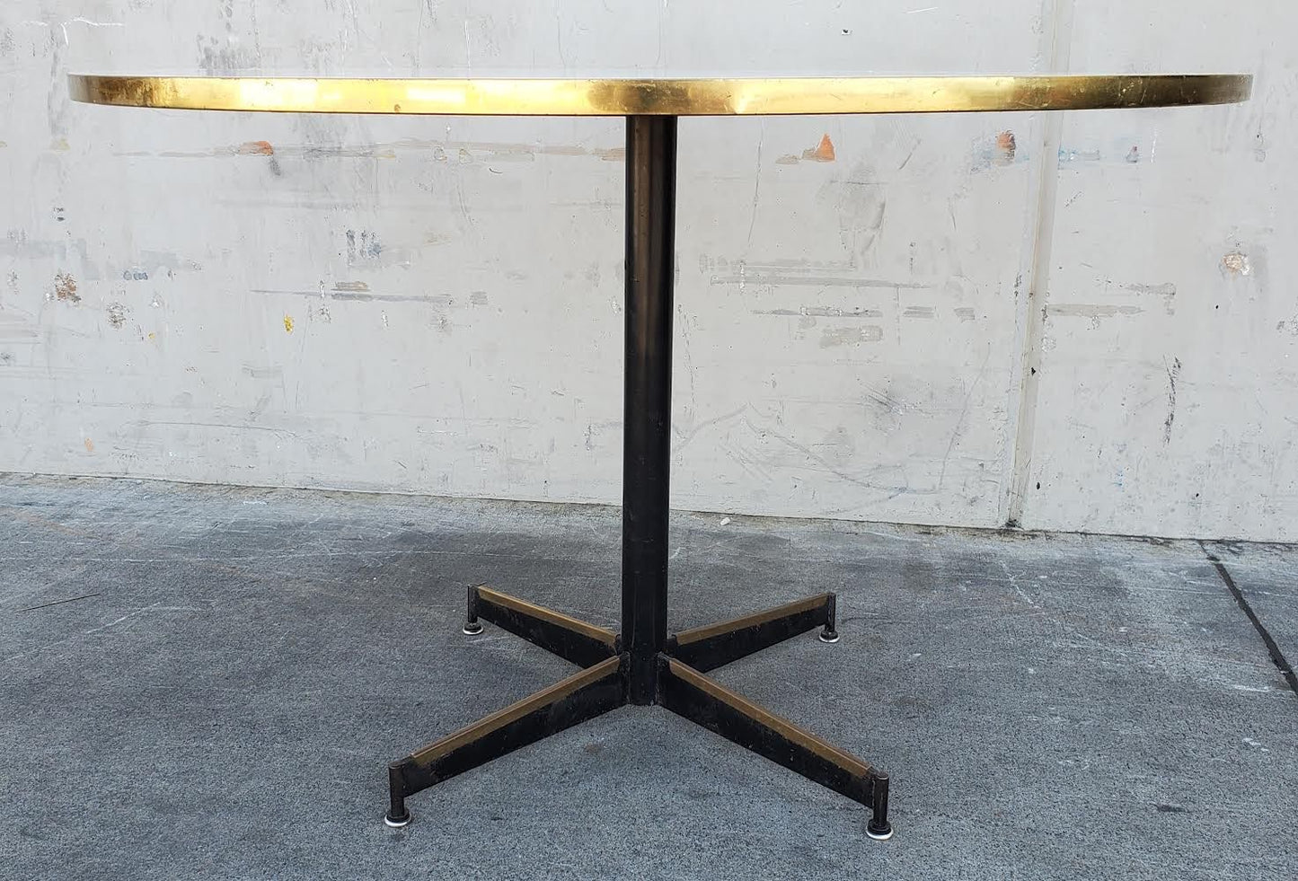 Round white top table
