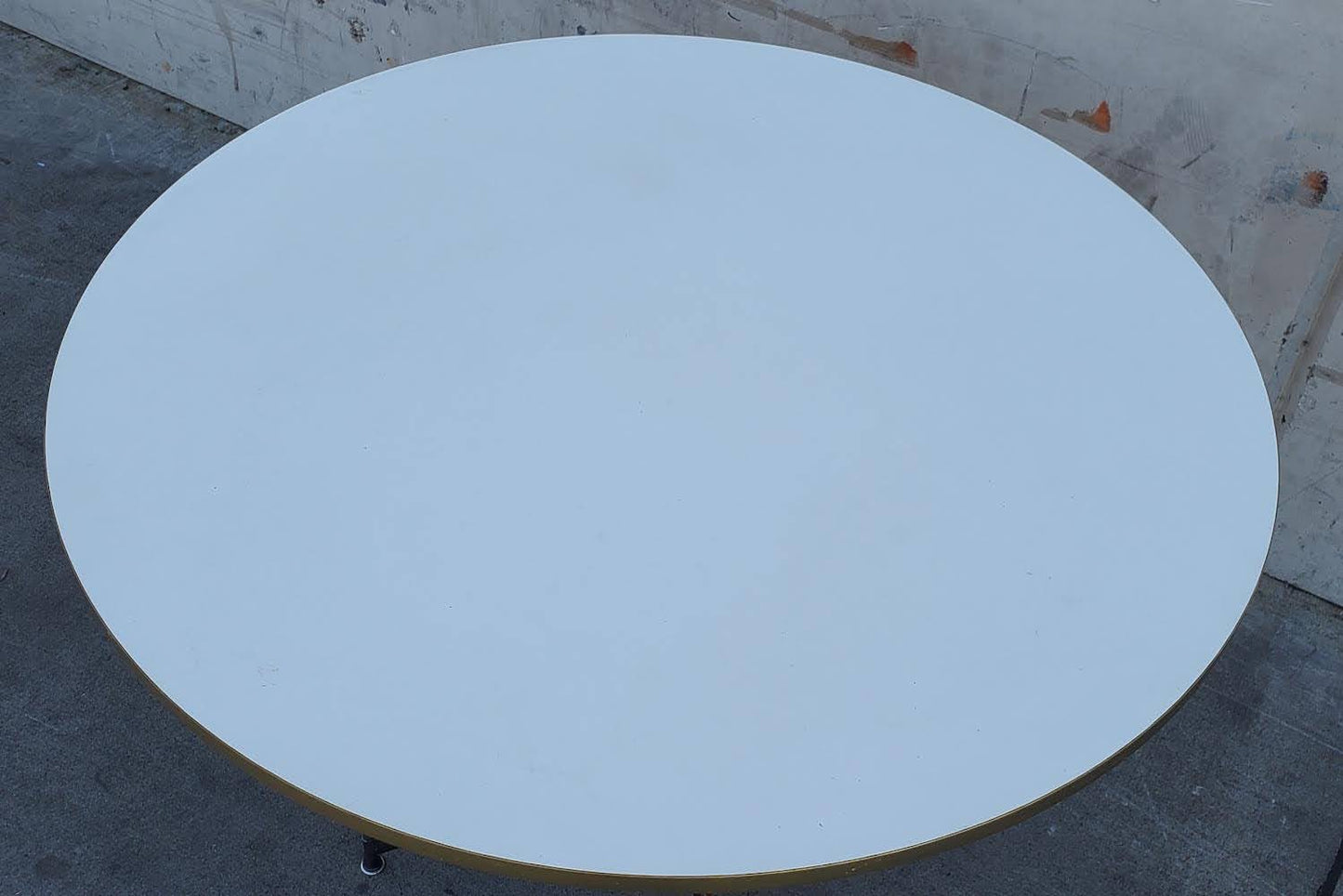 Round white top table