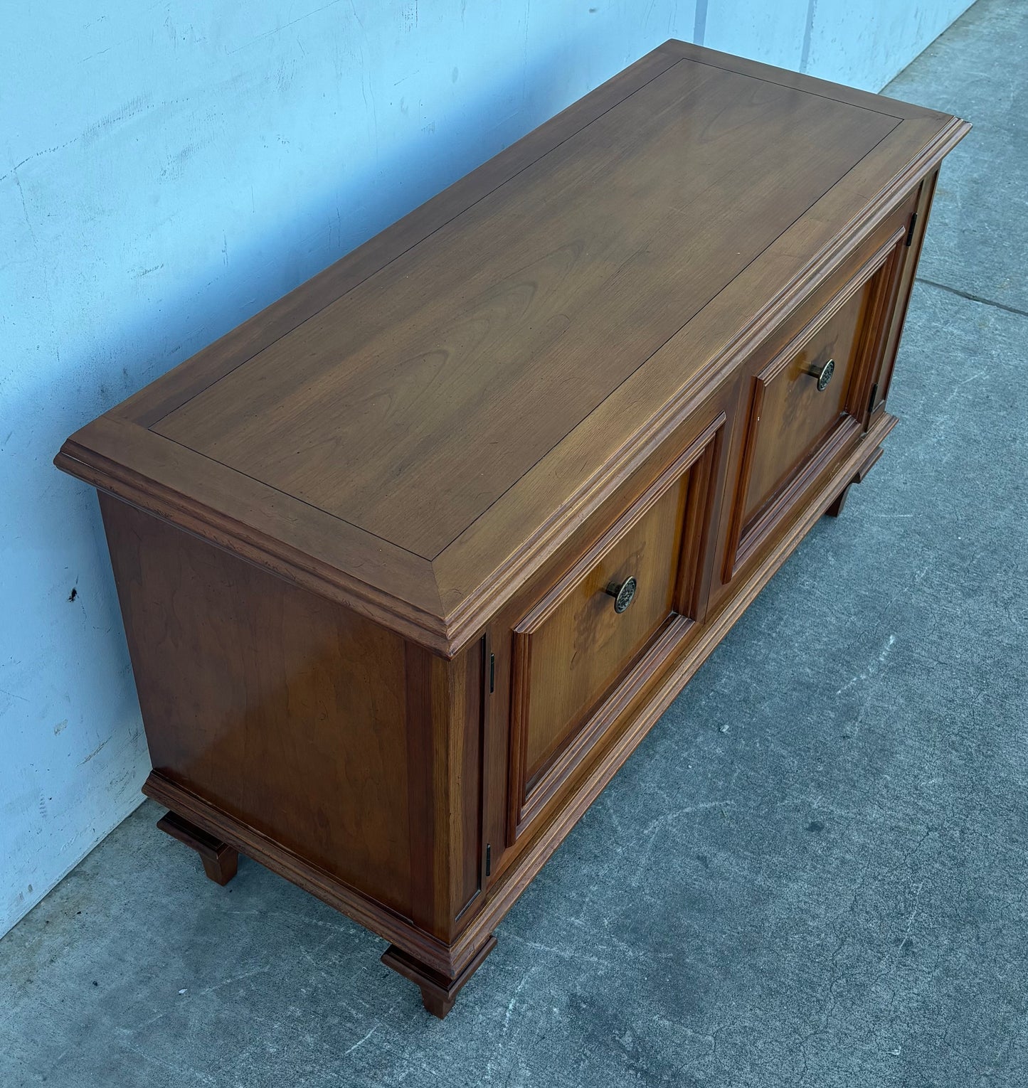 Sideboard/ buffet/ cabinet