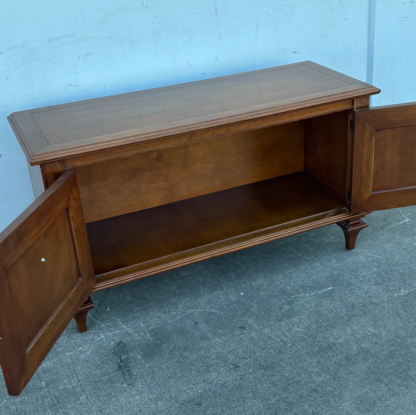 Sideboard/ buffet/ cabinet