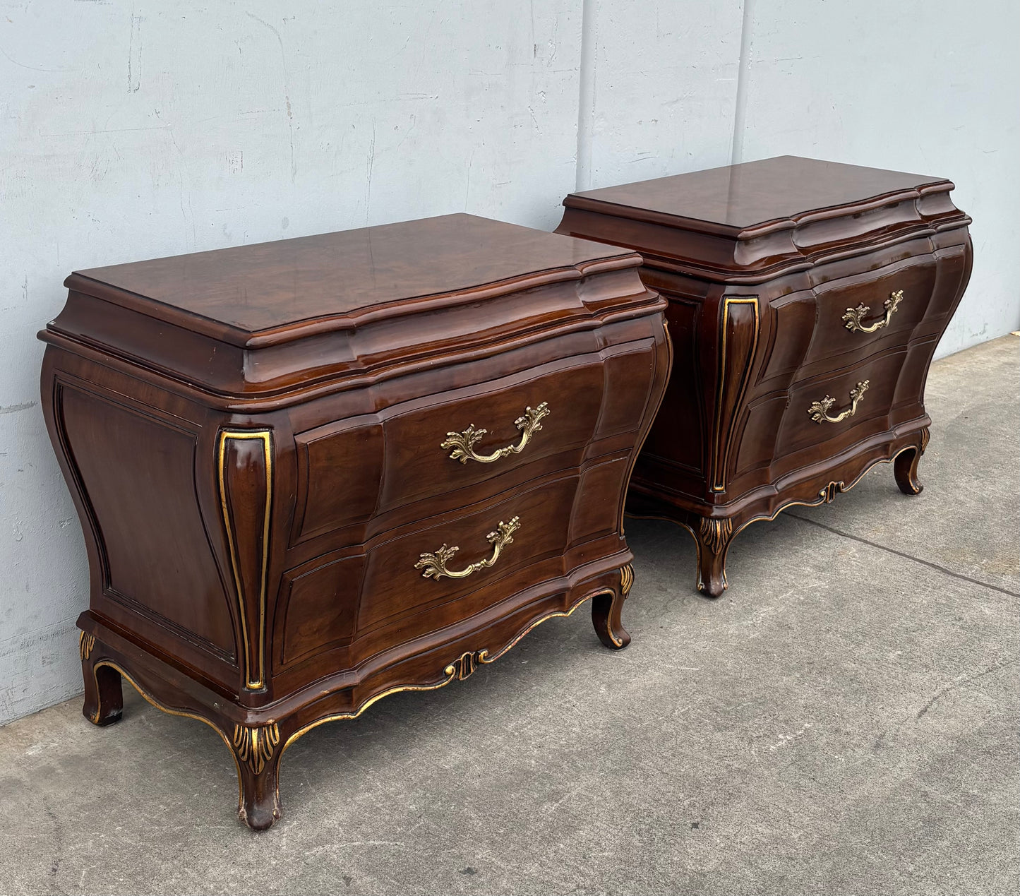 Karges Dark wood (2) nightstands / chest of drawers