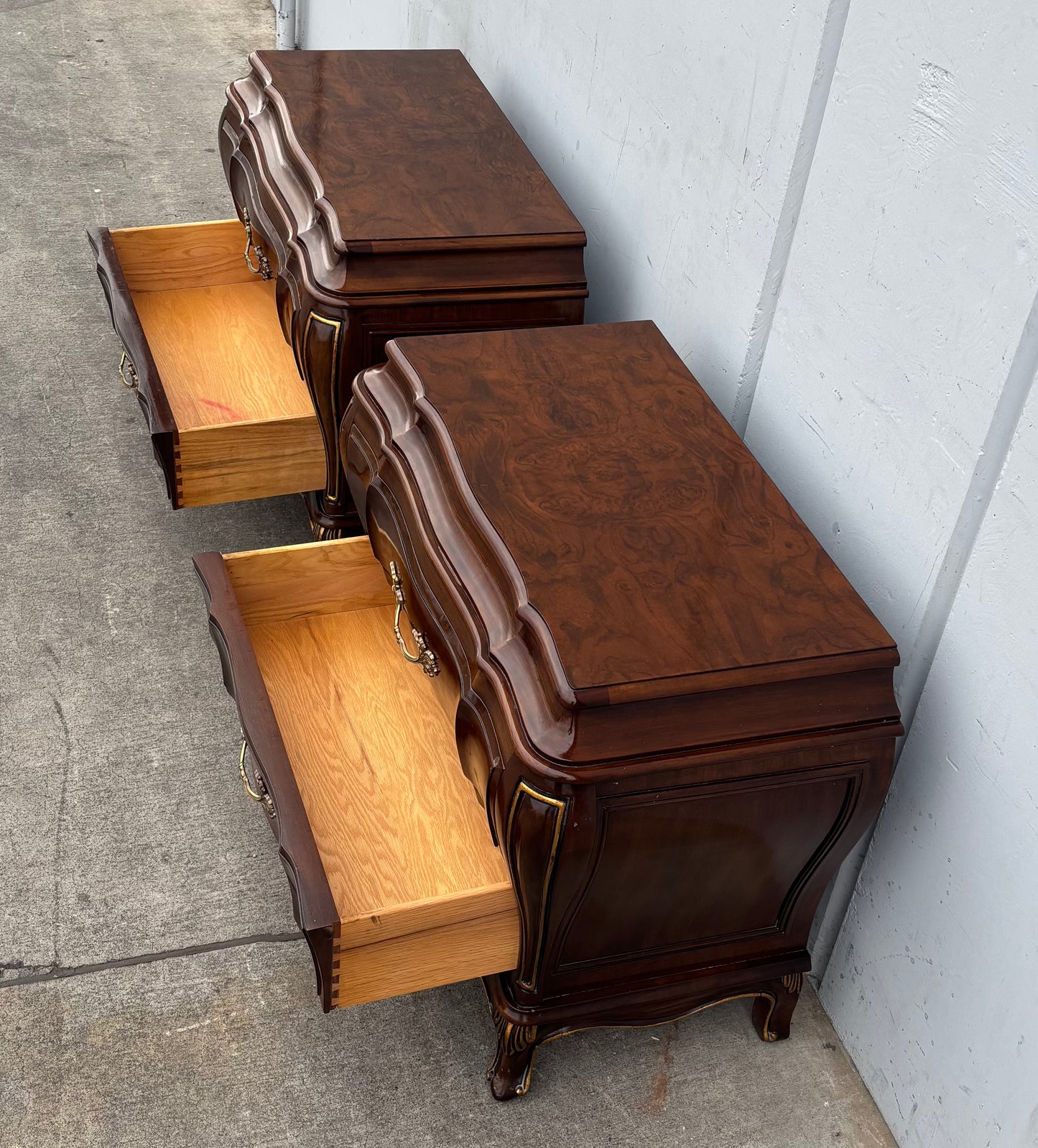 Karges Dark wood (2) nightstands / chest of drawers