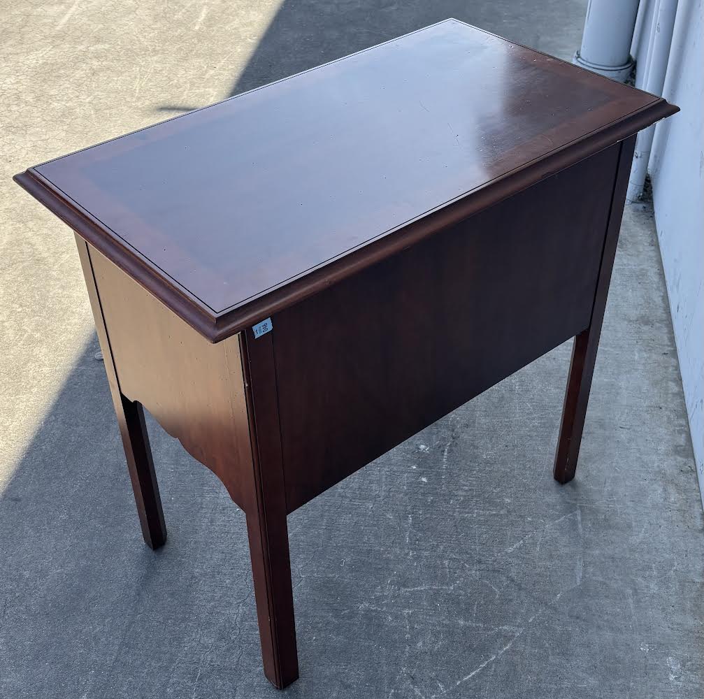 Hekman Furniture Georgian Style Banded Mahogany Lowboy Entryway Table