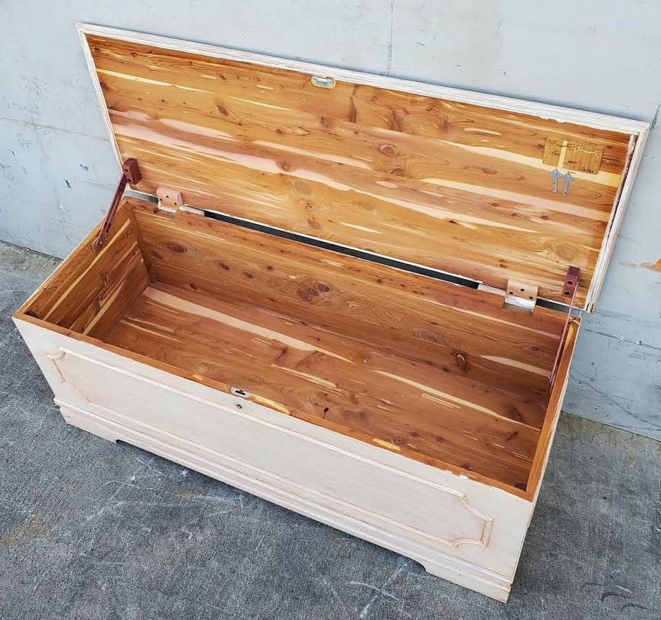 Lifetime cedar blanket chest/trunk with keys