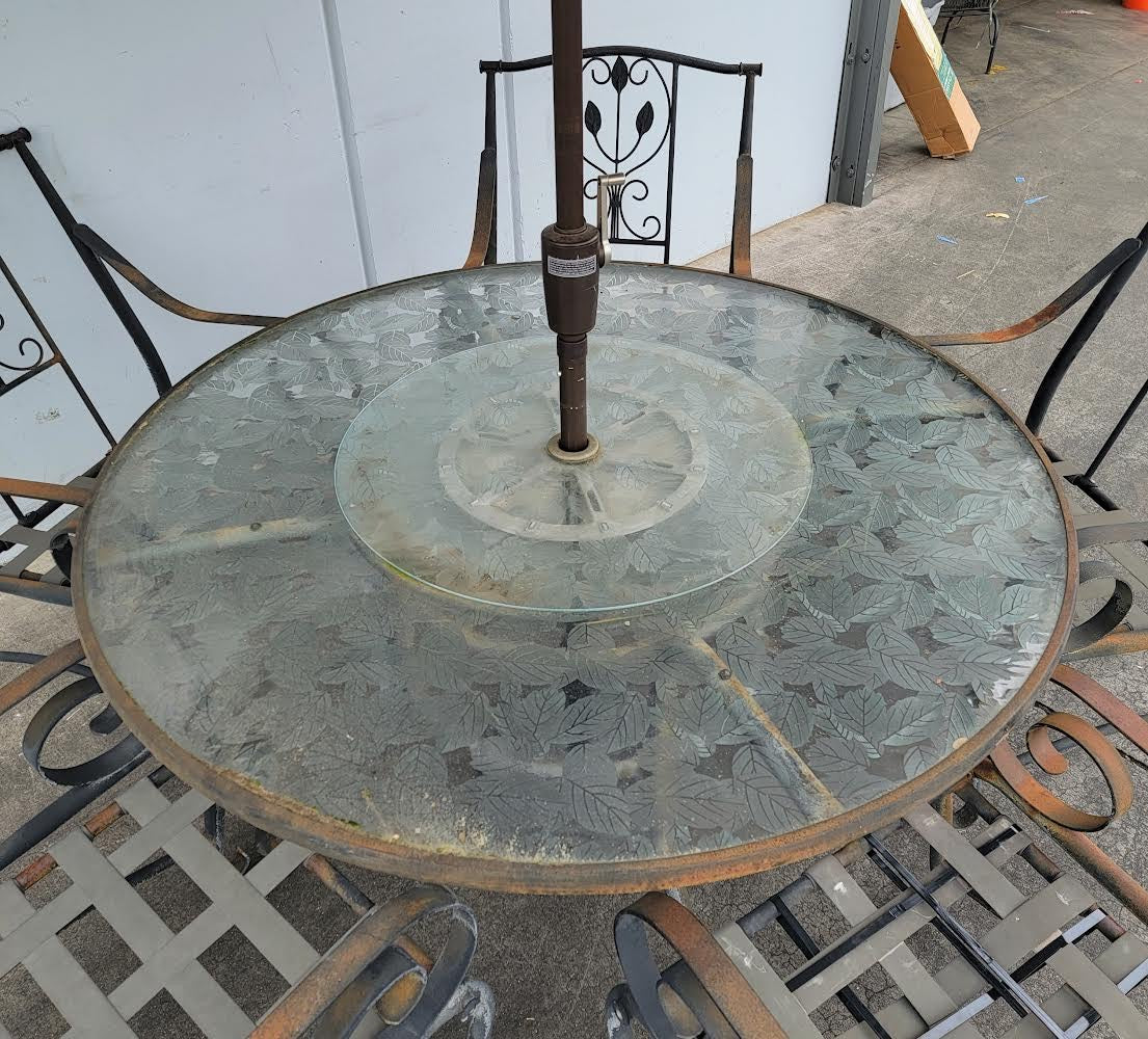 Patio set round table with 5 chairs and umbrella