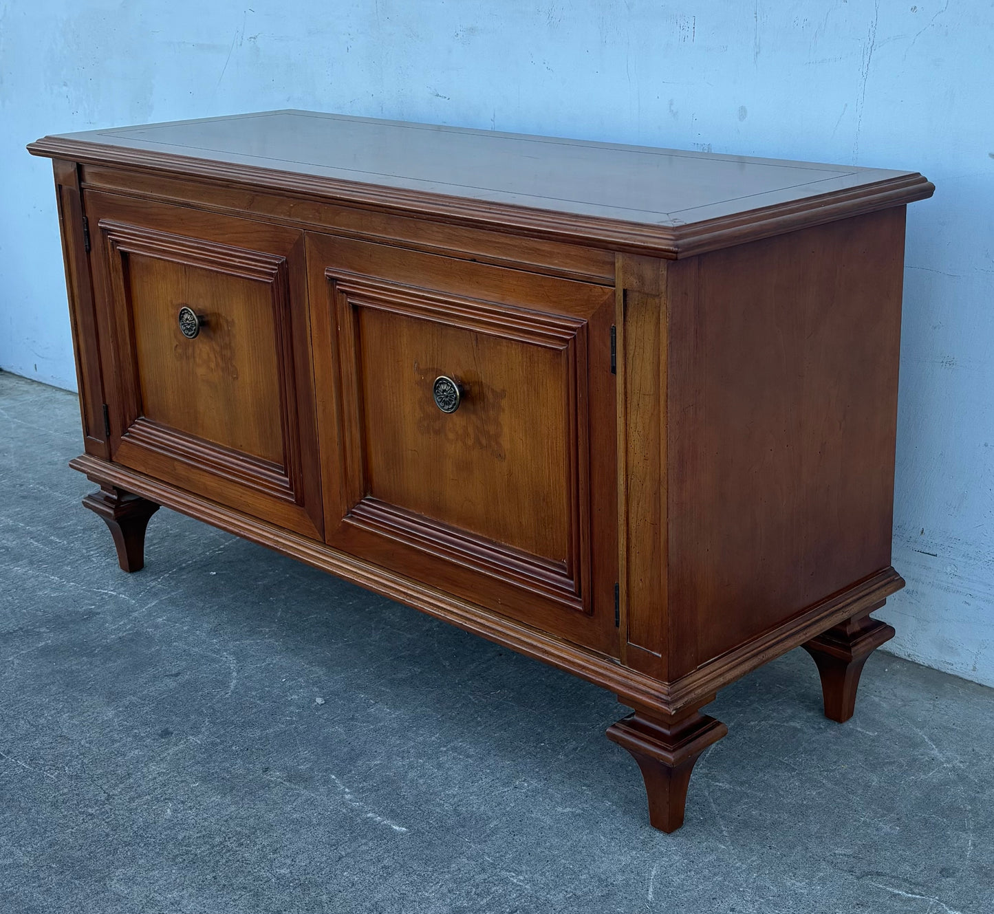 Sideboard/ buffet/ cabinet