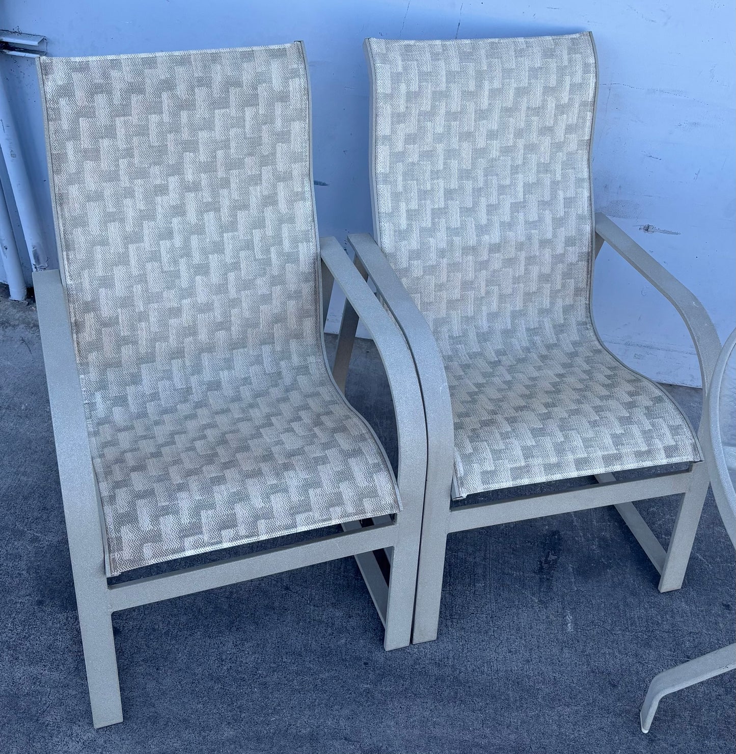 Outdoor/ patio set round table with 4 chairs