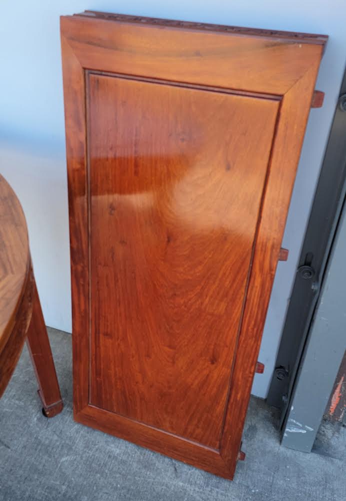 Round dining table with leaf