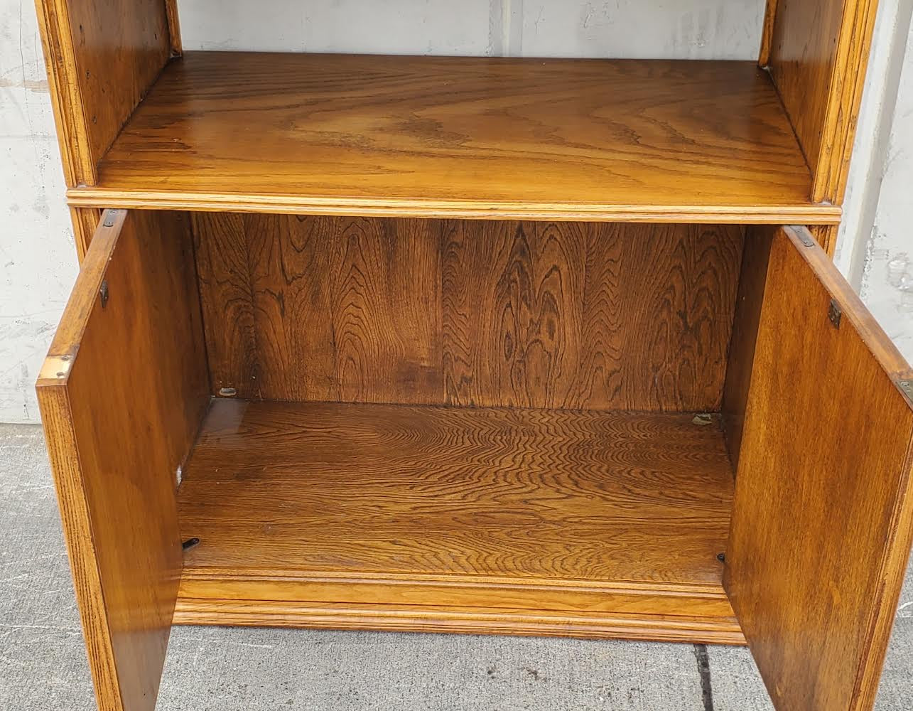 Bookcase/ cabinet/hutch