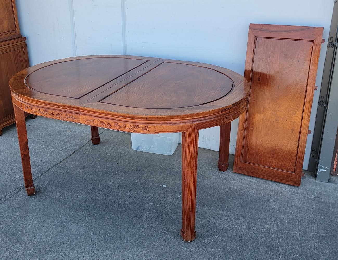 Round dining table with leaf