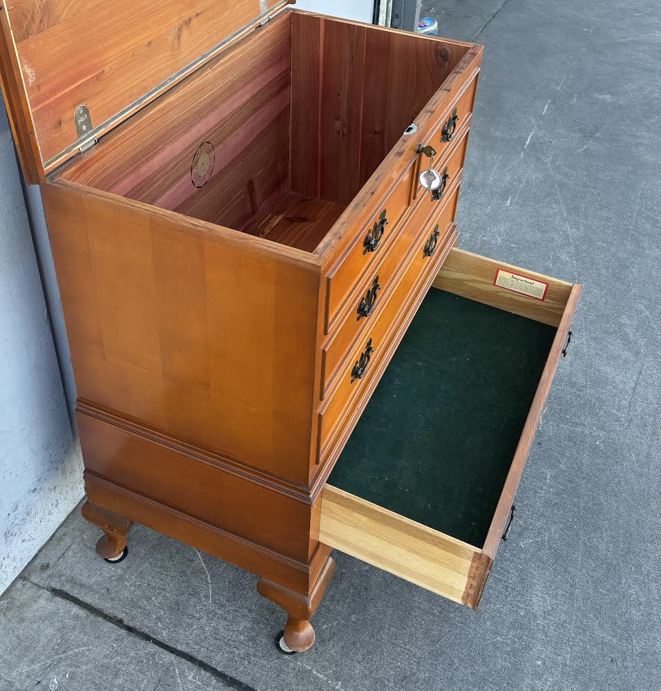 cedar chest/ trunk with drawer lane (has key )