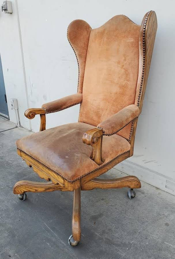 Brown computer/office chair on wheels antique/vintage