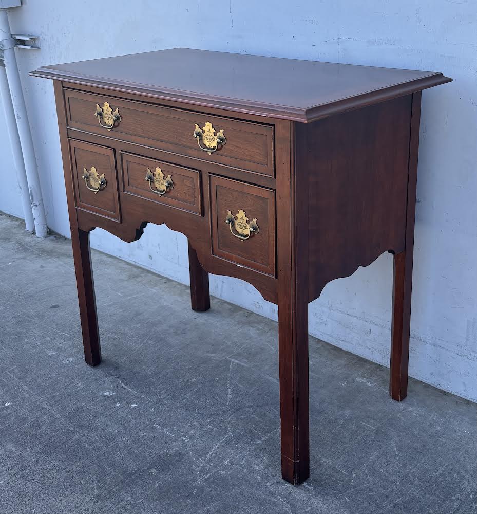 Hekman Furniture Georgian Style Banded Mahogany Lowboy Entryway Table