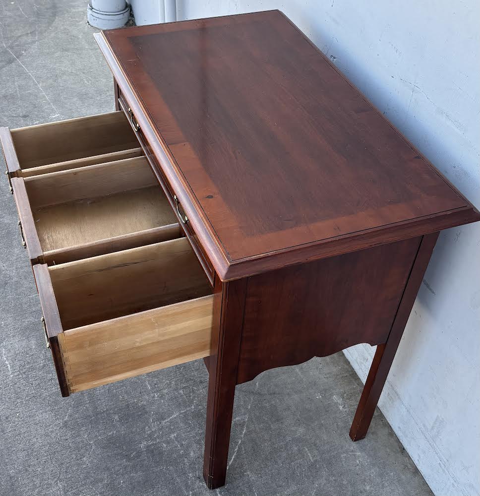 Hekman Furniture Georgian Style Banded Mahogany Lowboy Entryway Table
