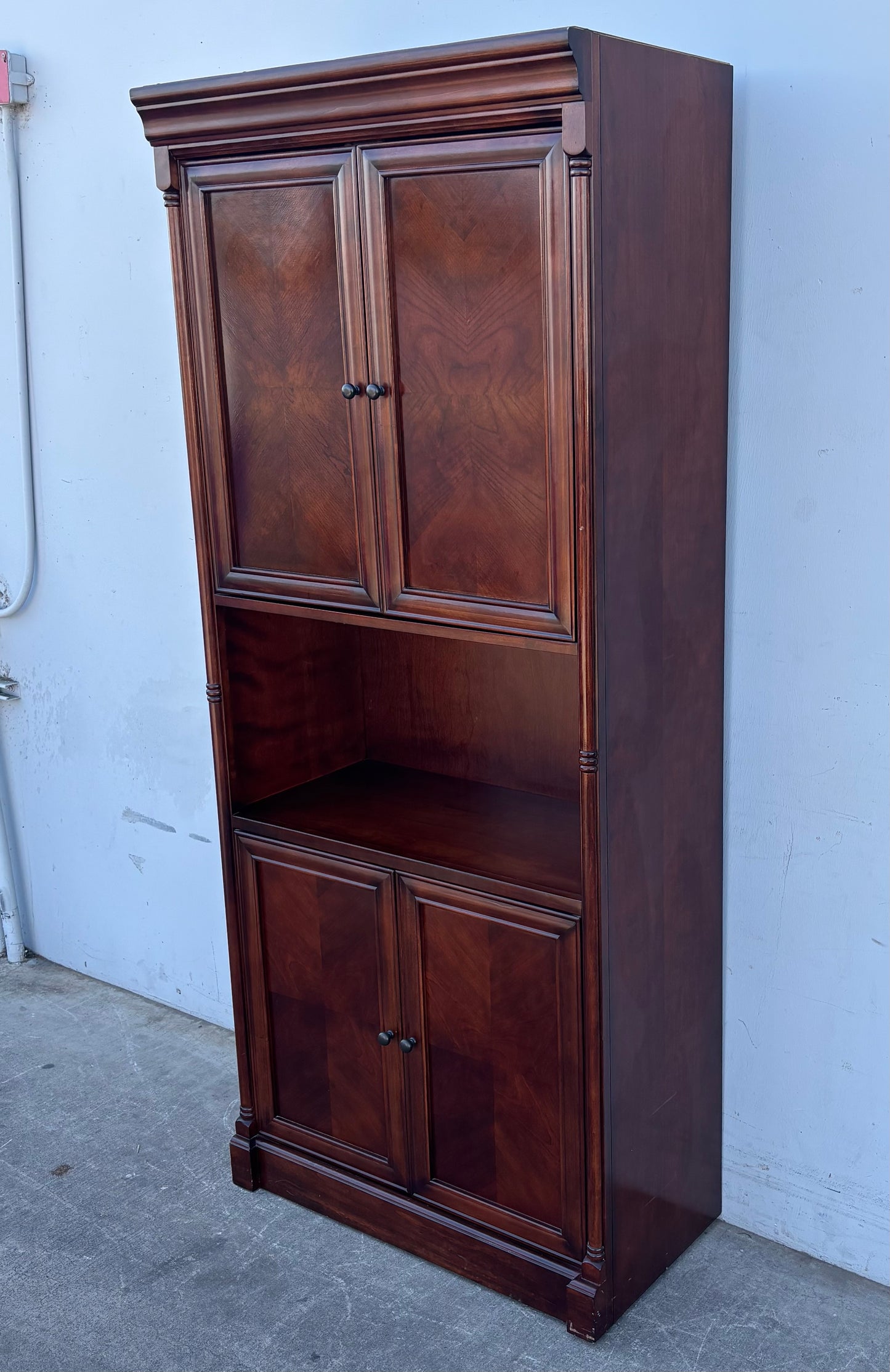 Dark wood bookcase/ shelf cabinet