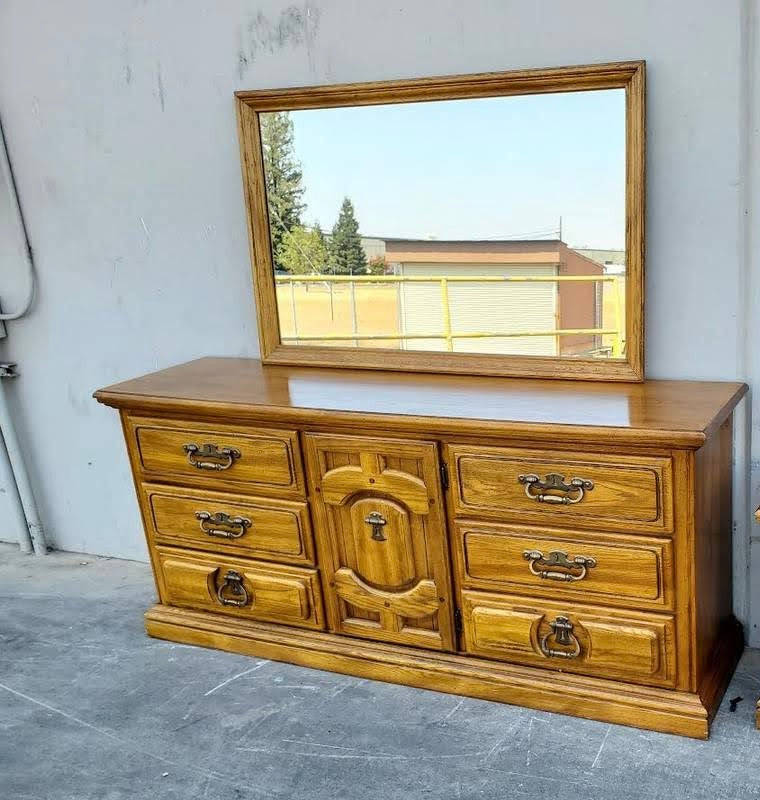 Dresser with mirror light wood antique/vintage – Pacific Thrift Store Dresser with mirror light wood antique/vintage – Pacific Thrift Store