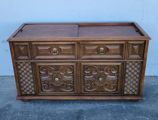 Magnovox vintage mid century stereo console record player (Radio works/Lp player needs fixing)