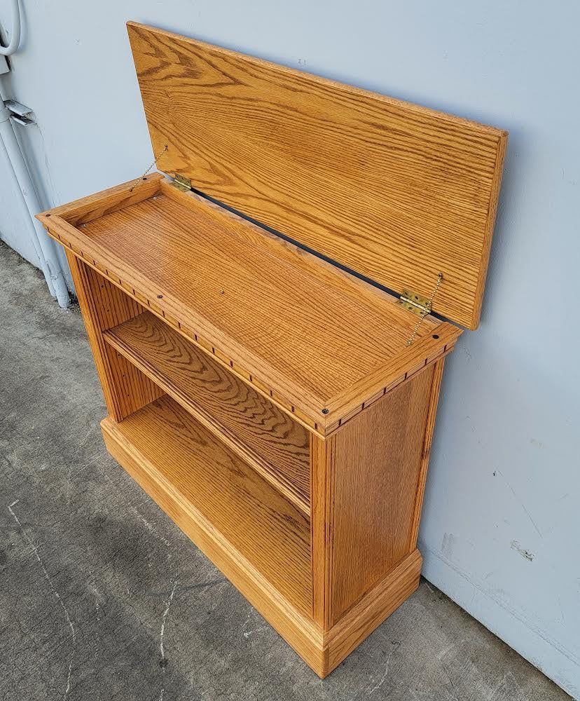 light wood small / short bookcase/ bookshelf with lid/top compartment