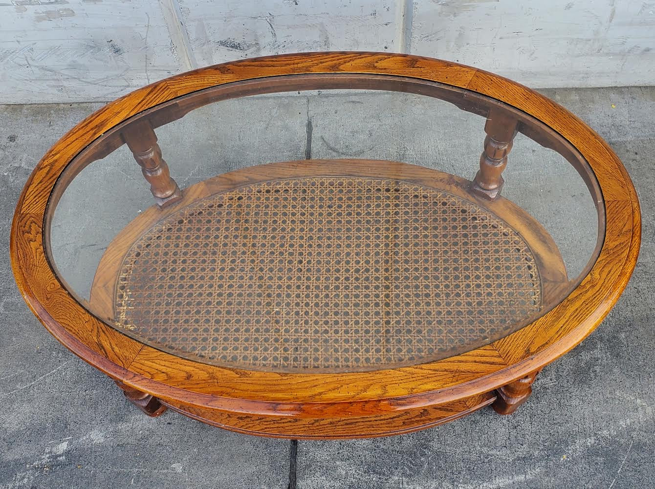 Hammary oval/round 2-tier coffee table glass top, rattan/wicker bottom
