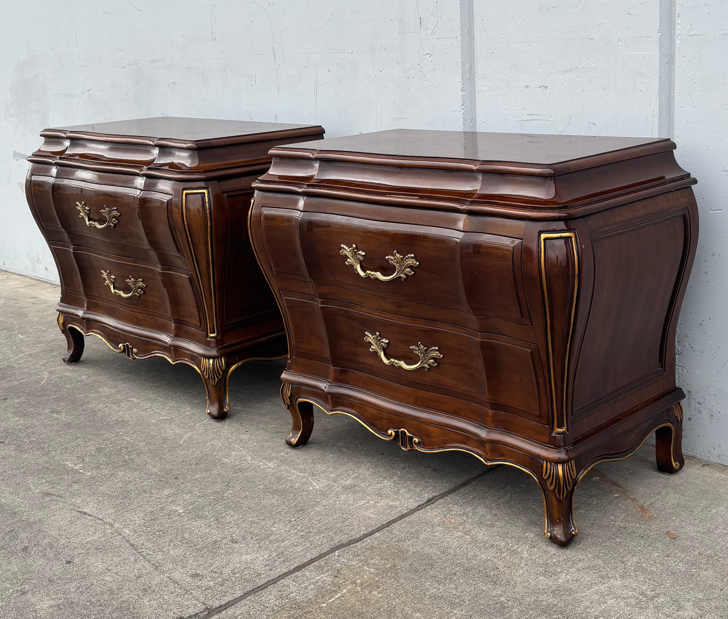 Karges Dark wood (2) nightstands / chest of drawers