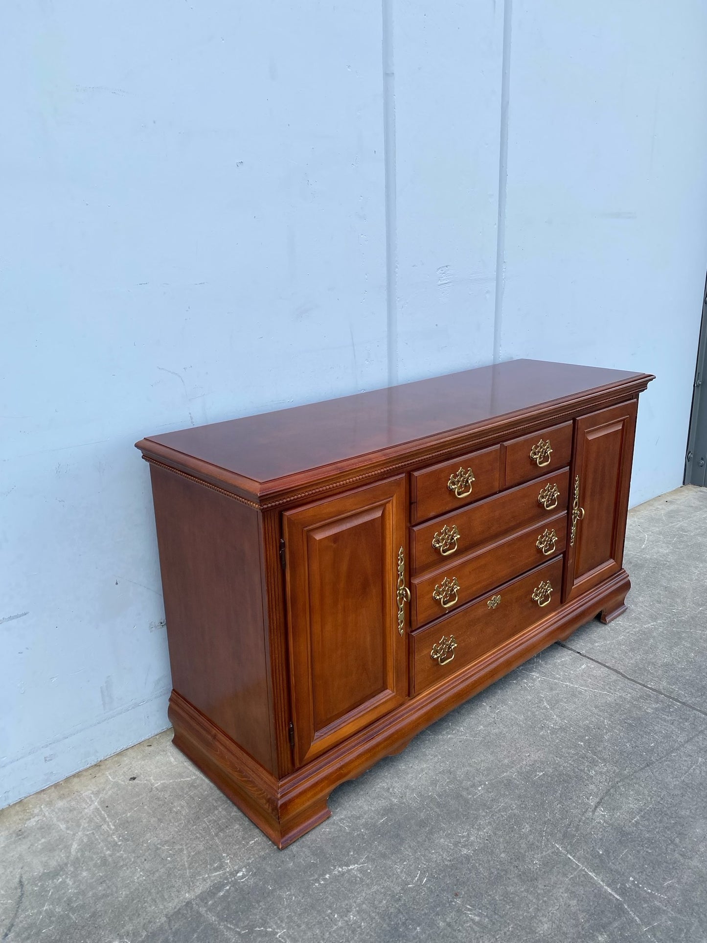 American drew buffet/ sideboard dresser cabinet