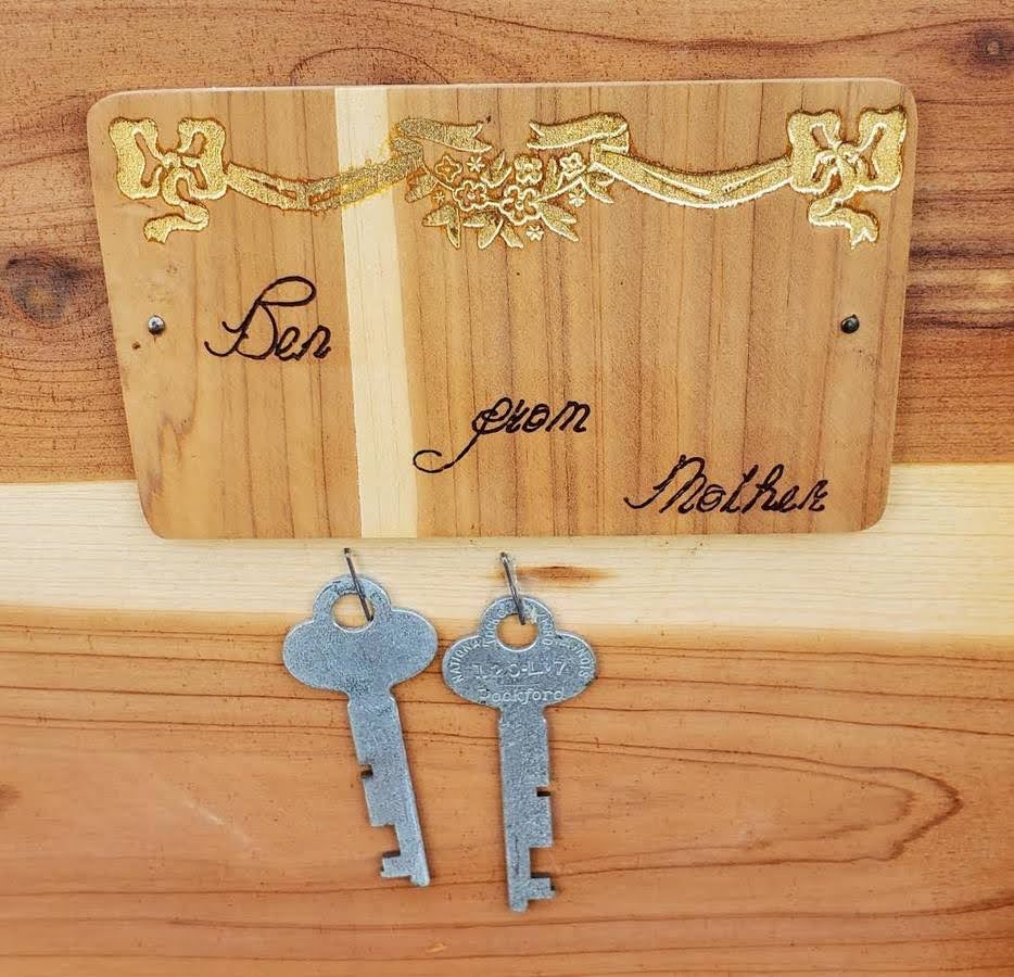 Lifetime cedar blanket chest/trunk with keys
