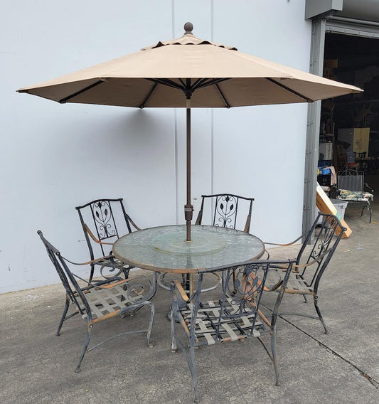 Patio set round table with 5 chairs and umbrella
