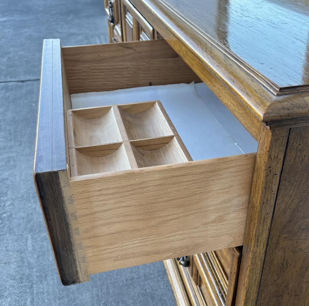 Thomasville Vintage Dresser OAK with 9 Drawers With Mirror