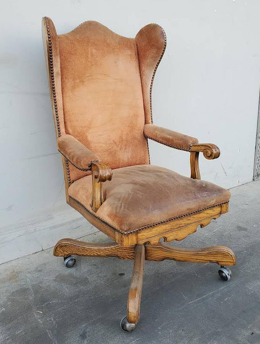Brown computer/office chair on wheels antique/vintage