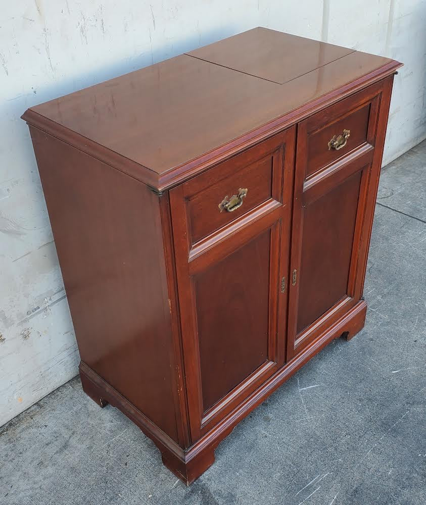 the American by Magnavox stereo cabinet mahogany vintage