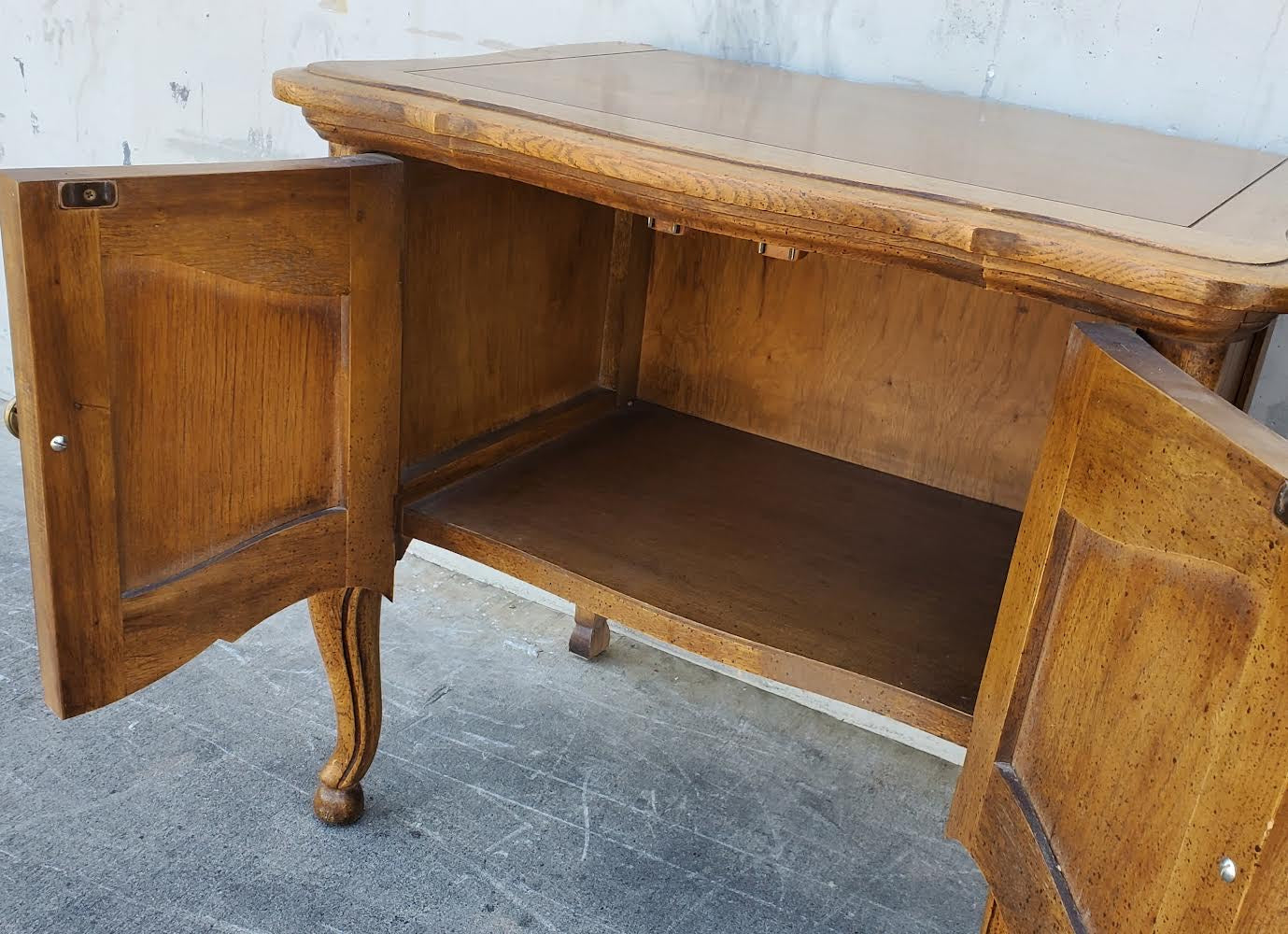 Thomasville style (2) end/side tables nightstands