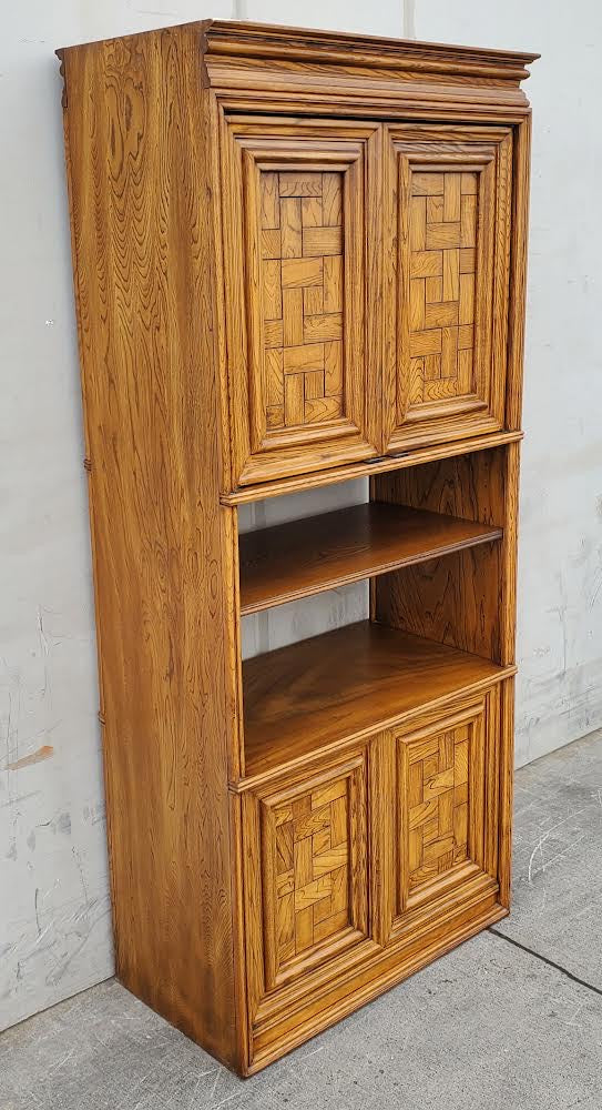 Bookcase/ cabinet/hutch