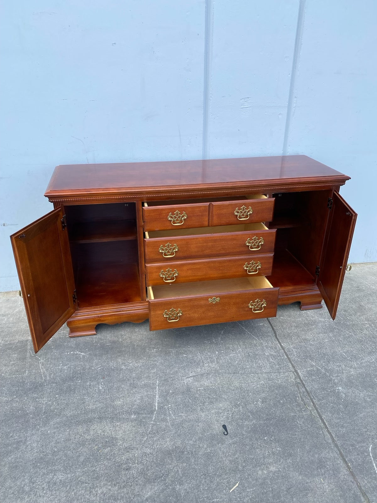 American drew buffet/ sideboard dresser cabinet