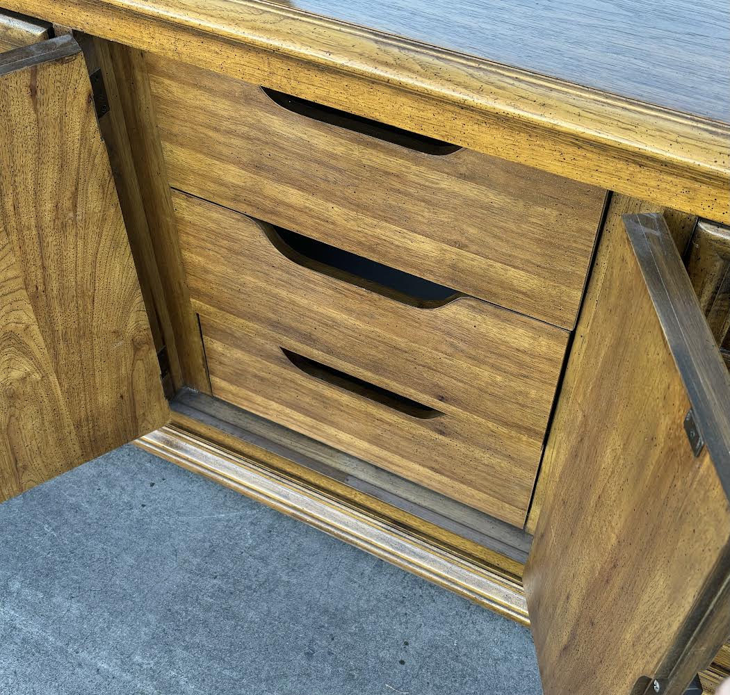 Thomasville Vintage Dresser OAK with 9 Drawers With Mirror