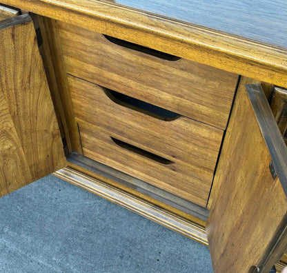 Thomasville Vintage Dresser OAK with 9 Drawers With Mirror