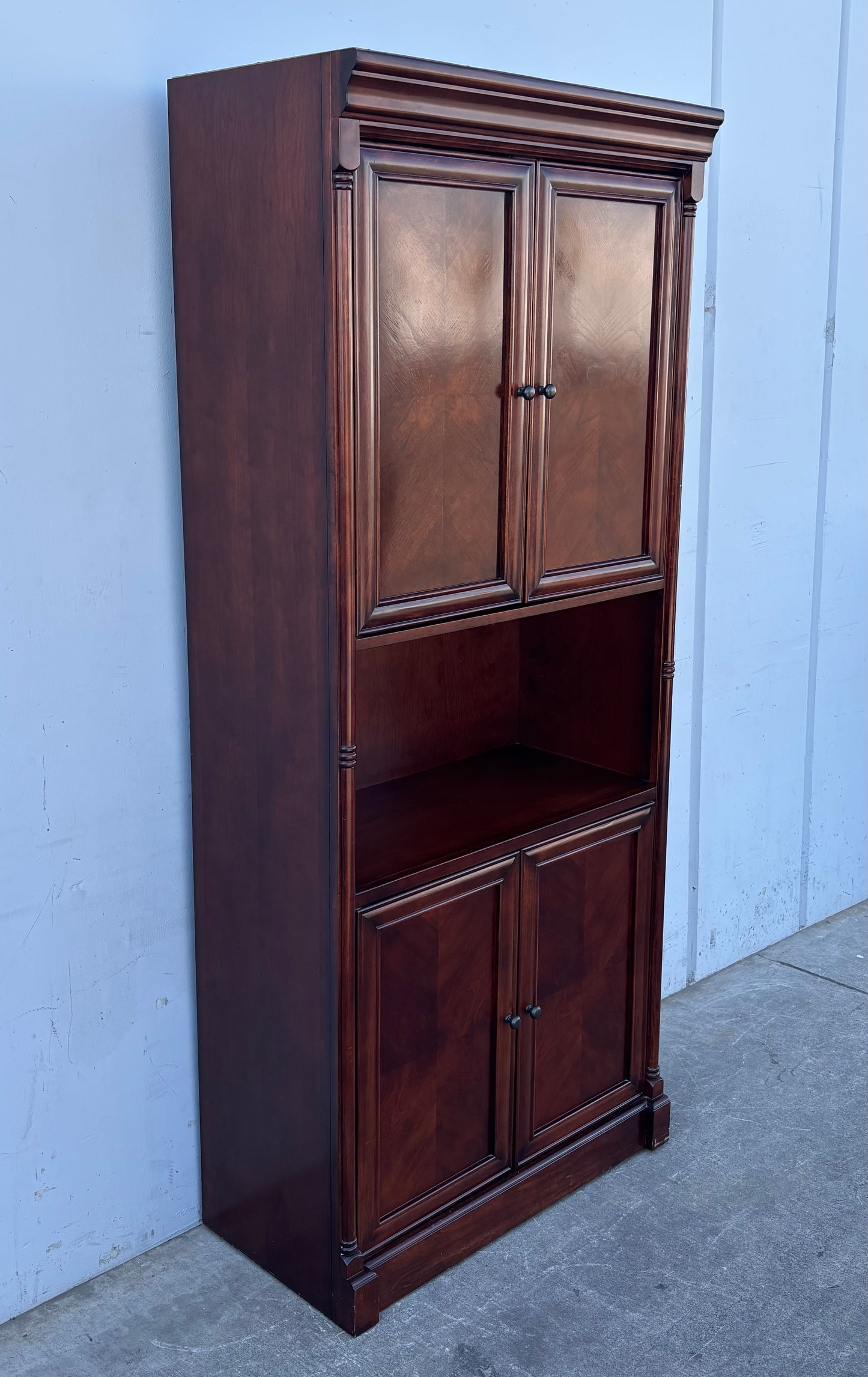 Dark wood bookcase/ shelf cabinet