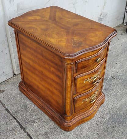 Nightstand/ end/side table