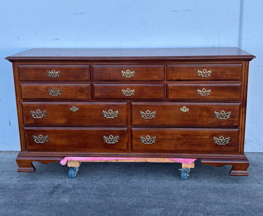 American drew dresser / chest of drawers