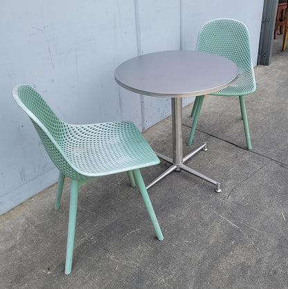 Outdoor/patio modern round table and 2 green chairs
