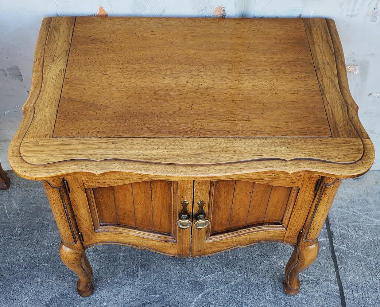 Thomasville style (2) end/side tables nightstands