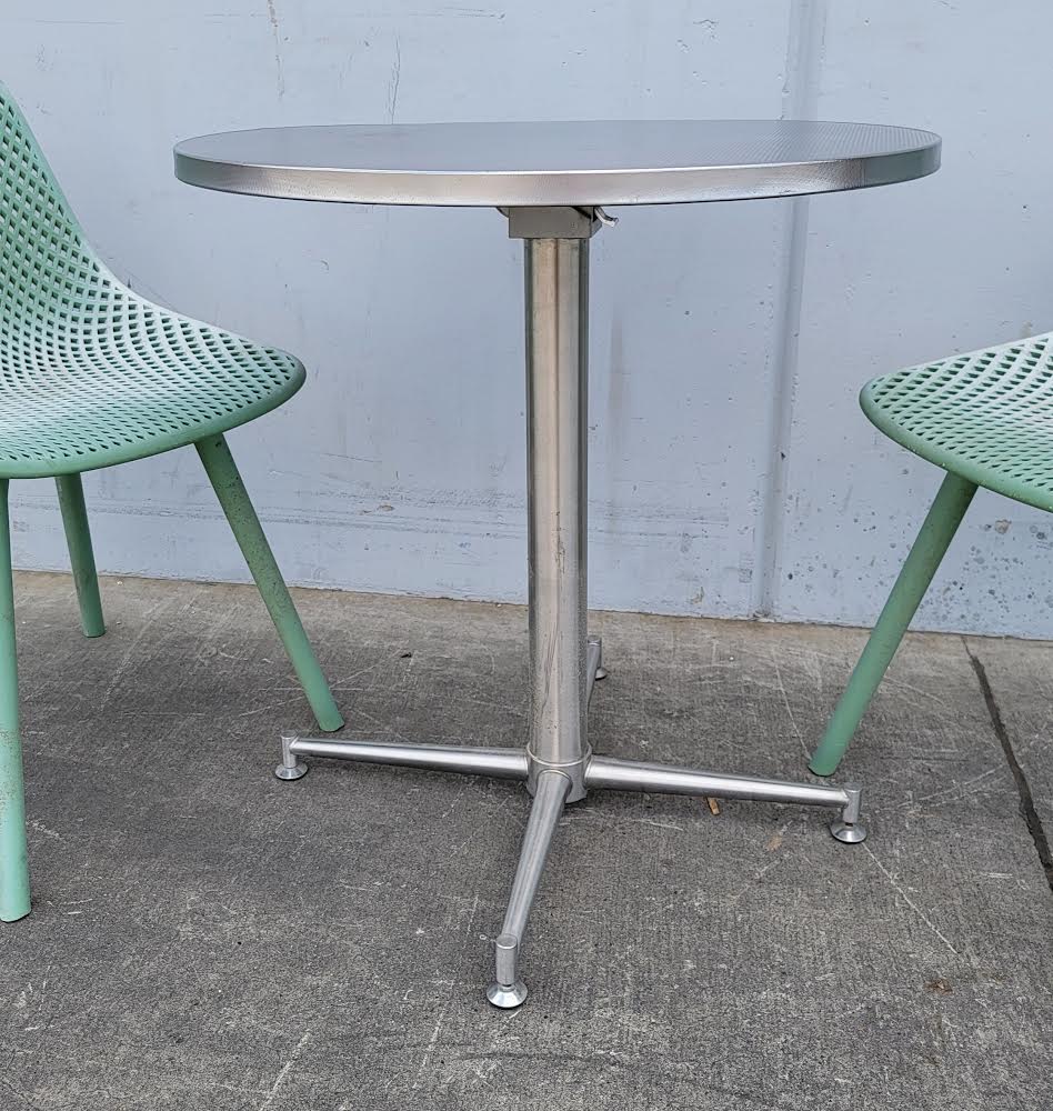 Outdoor/patio modern round table and 2 green chairs