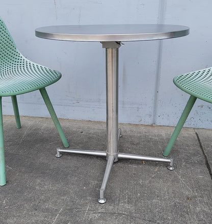 Outdoor/patio modern round table and 2 green chairs