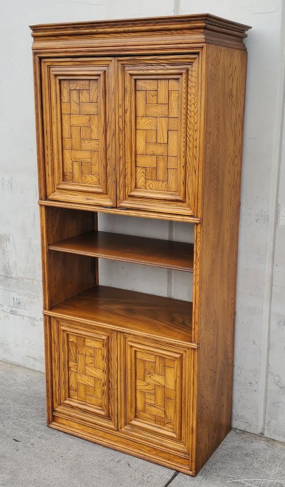 Bookcase/ cabinet/hutch