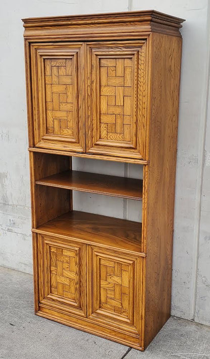 Bookcase/ cabinet/hutch