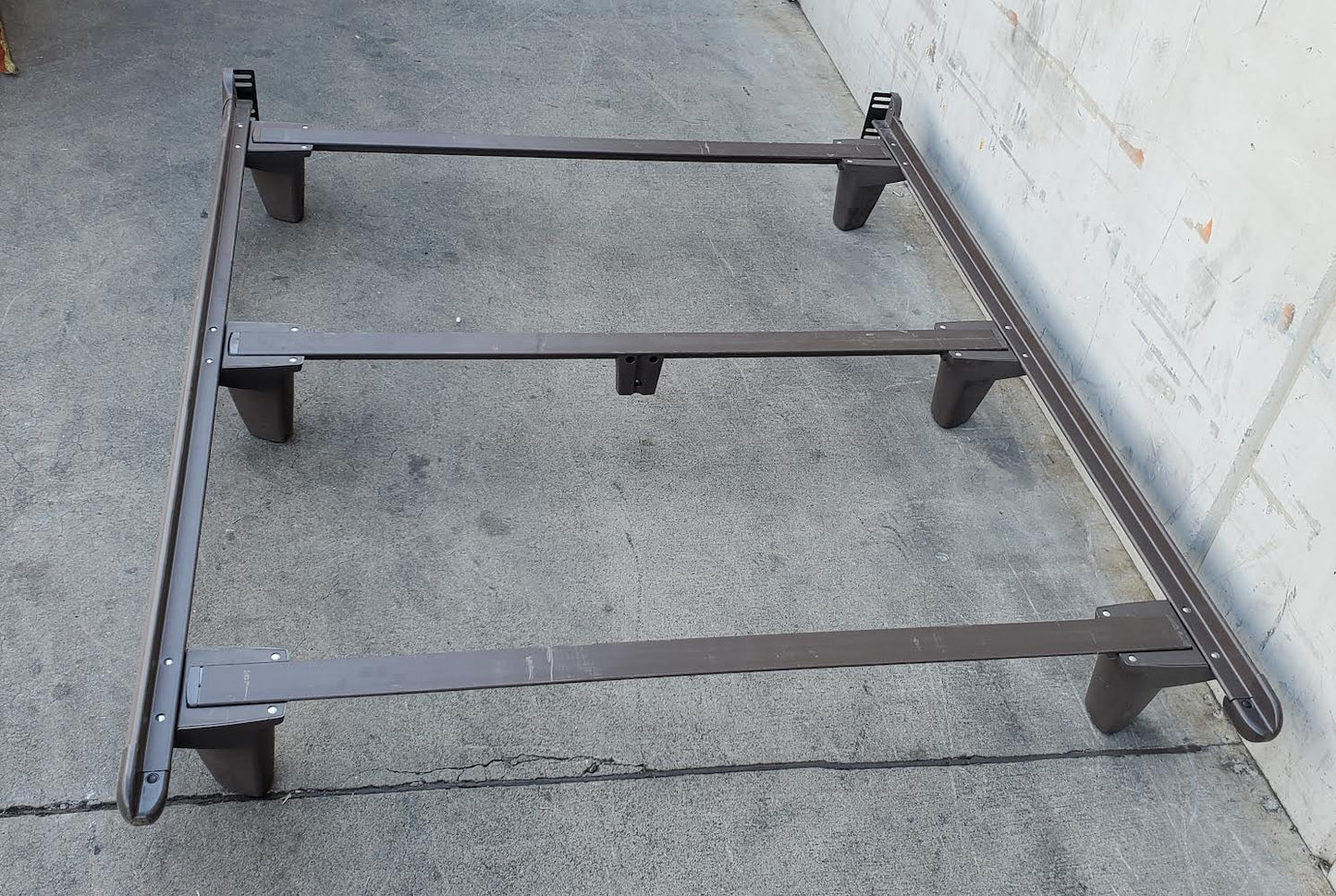 Metal queen size bedframe