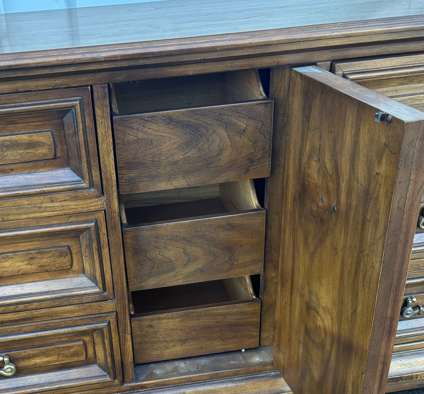 Drexel dresser/ sideboard/ buffet cabinet
