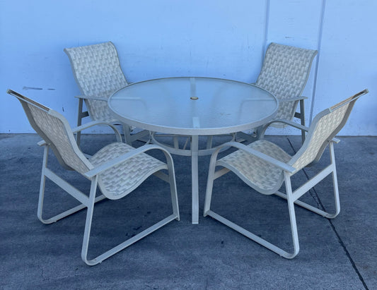 Outdoor/ patio set round table with 4 chairs