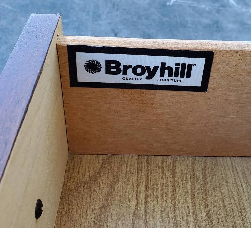 Broyhill coffee table with 2 drawers and side drop down extensions